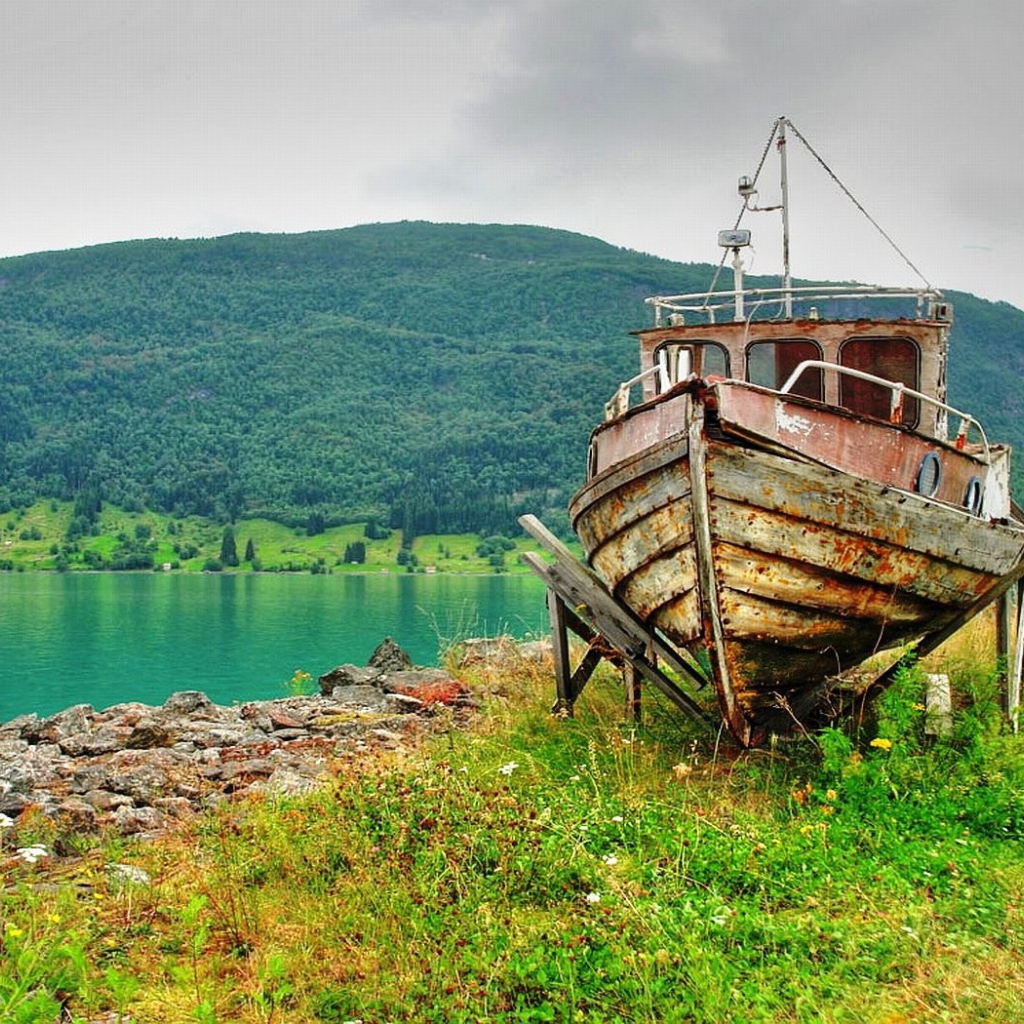 Сарая лодка на берегу