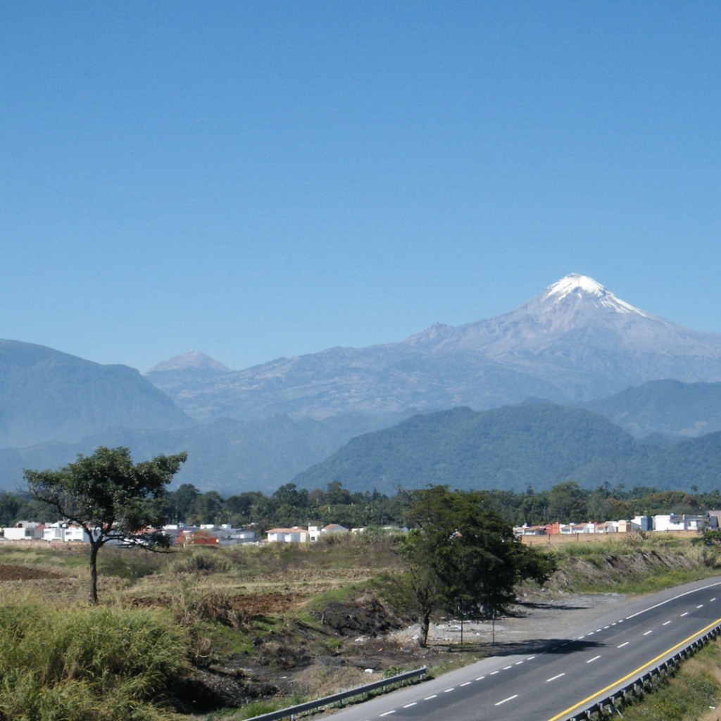 Белоснежная вершина горы