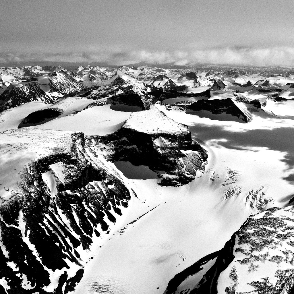 Снежные горы, чёрно-белое фото