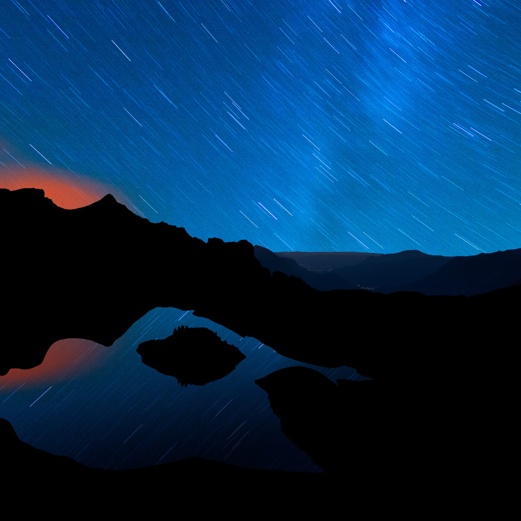 Ночное звёздное небо и горы