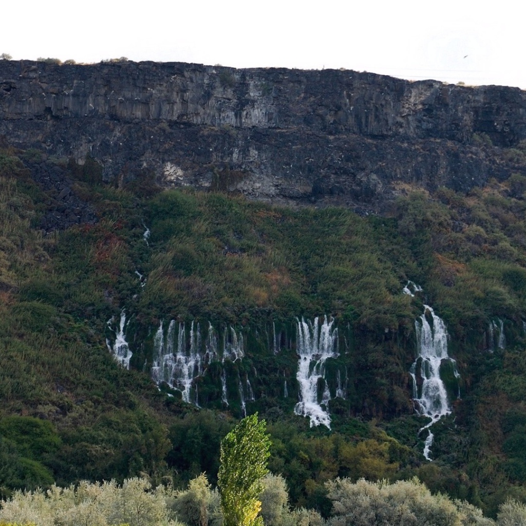 Потоки воды текущие с гор