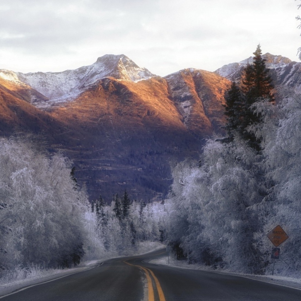 Солнце освещает горы
