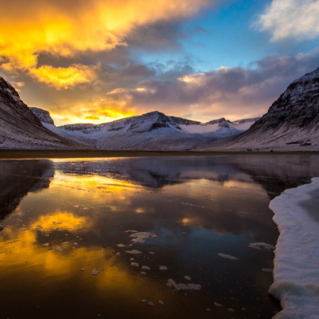 Закат над горным озером