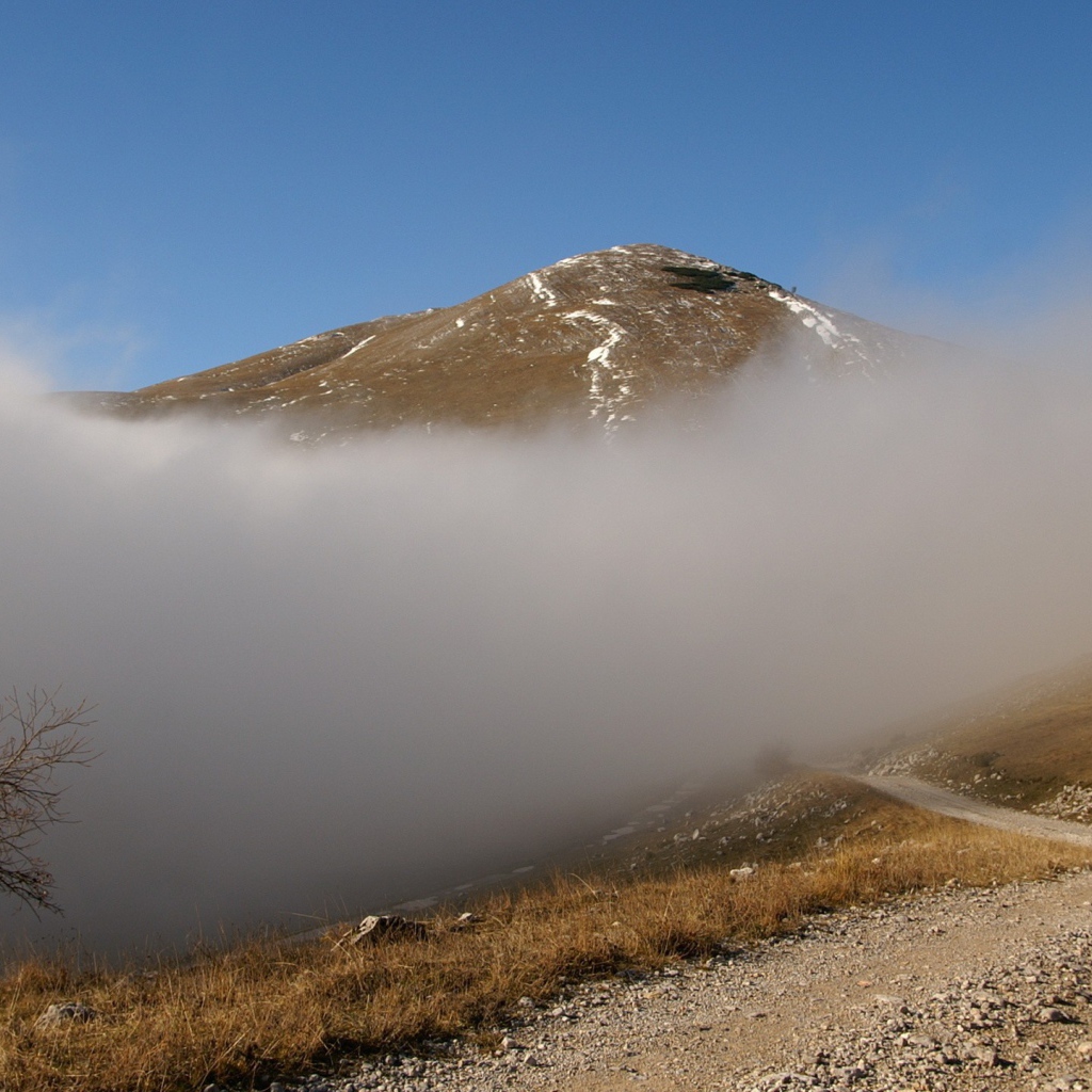 Облако закрыло гору