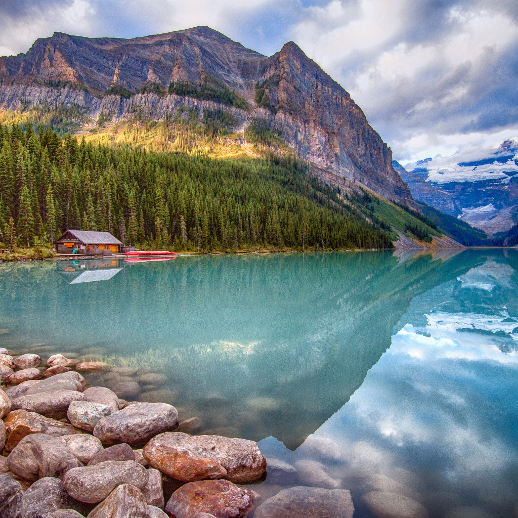 Дом на берегу горного озера