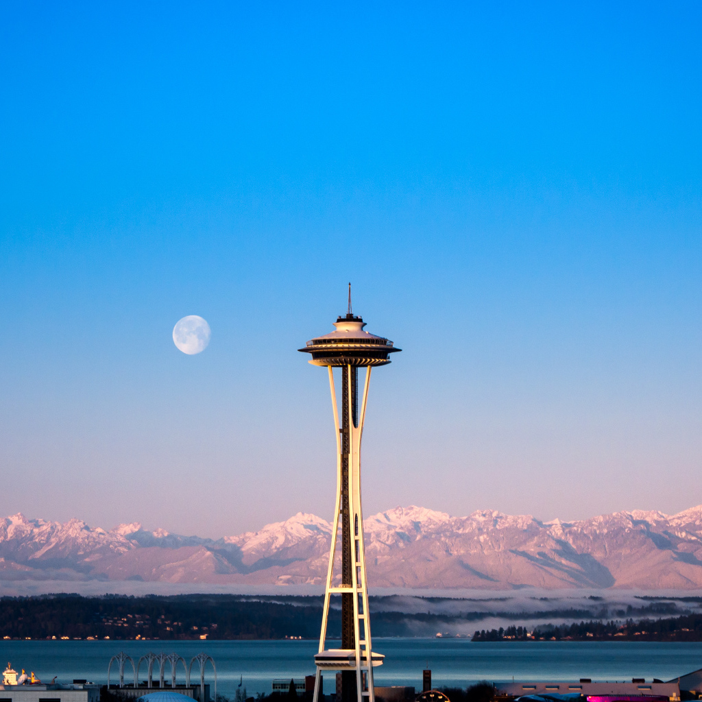 Башня на фоне гор