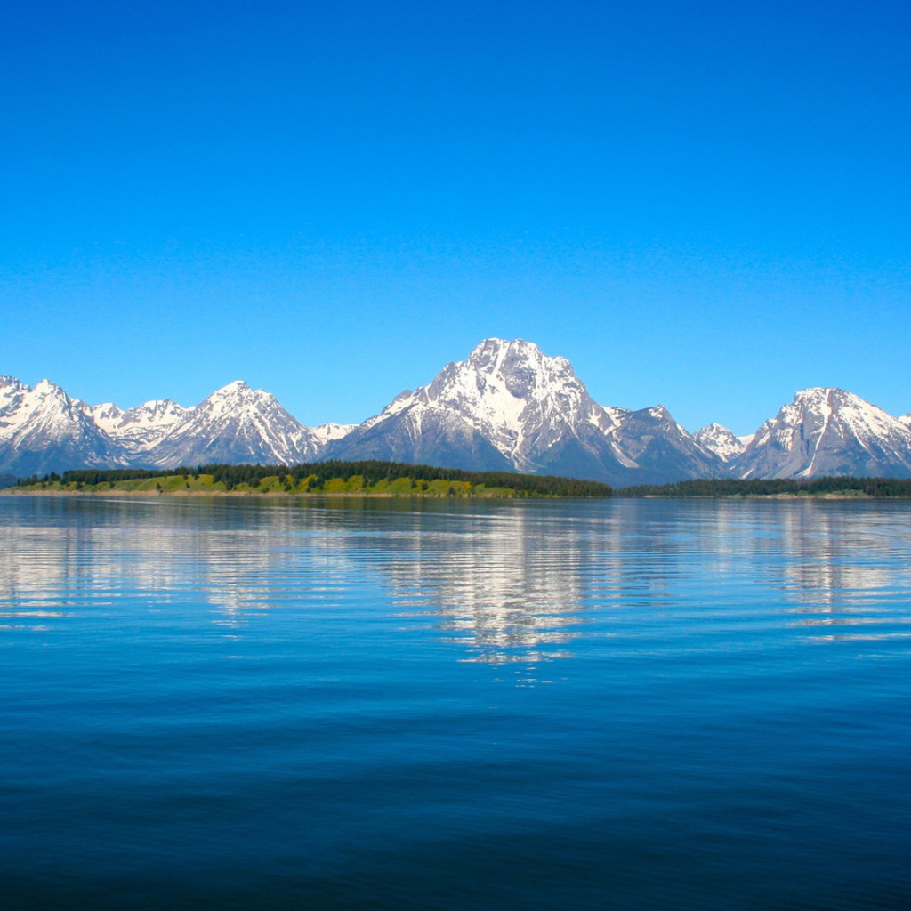 Белые горы на берегу озера
