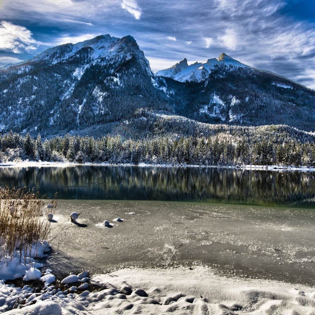 Горный пейзаж с замерзшим озером