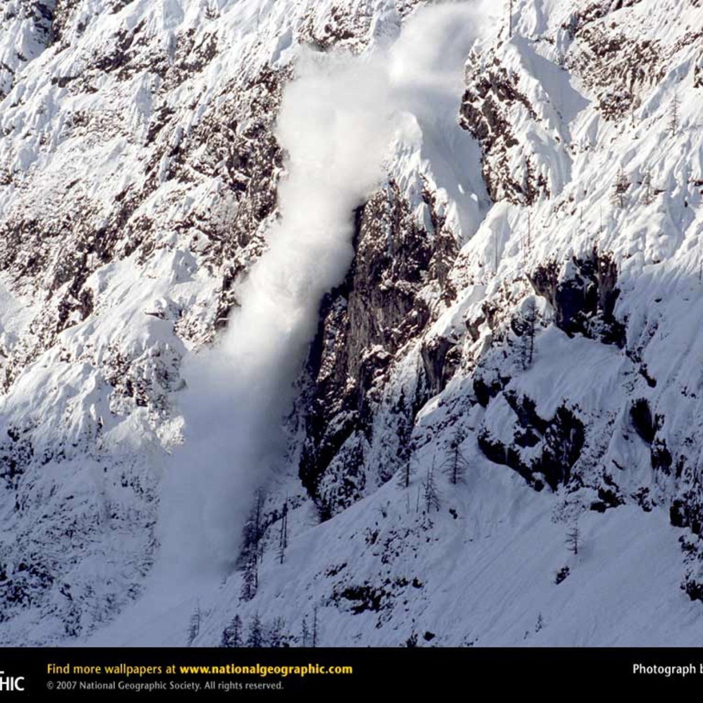Сход лавины в горах
