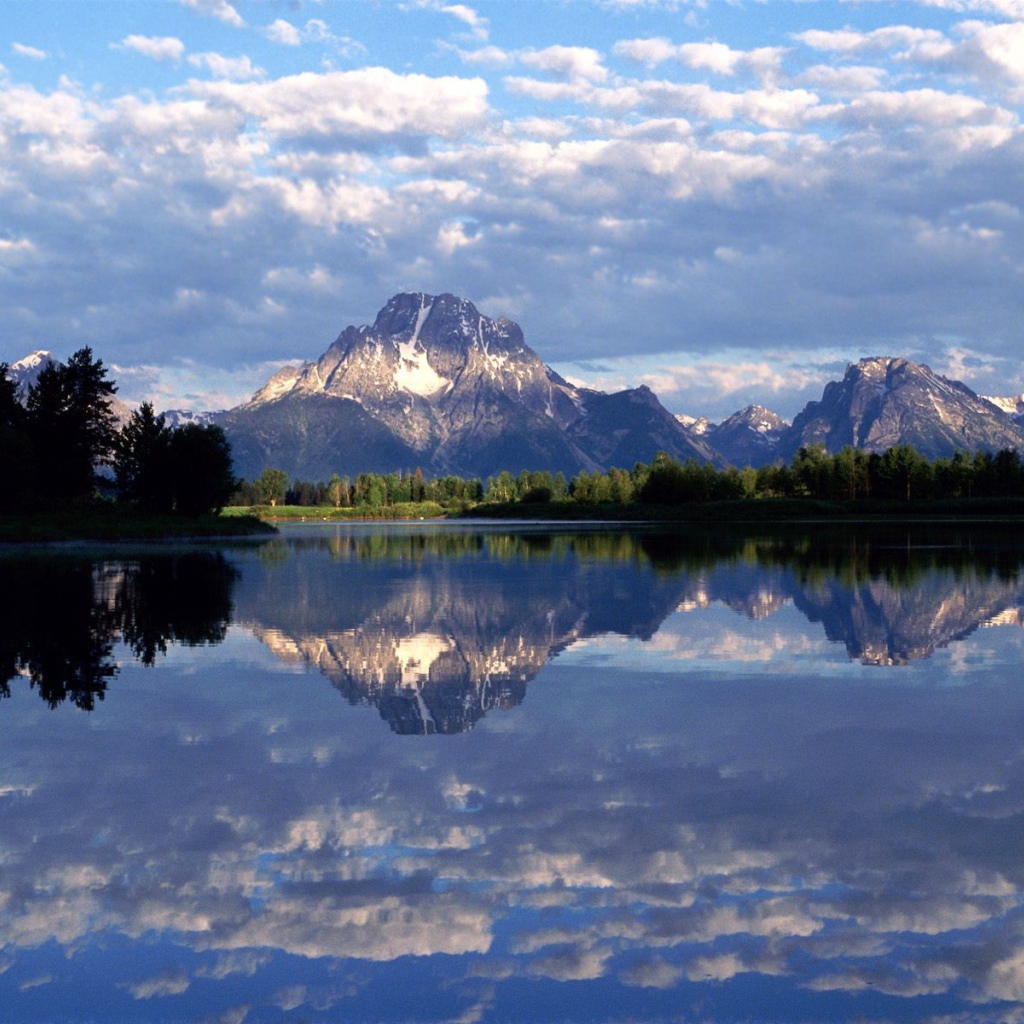 Гряда гор и озеро