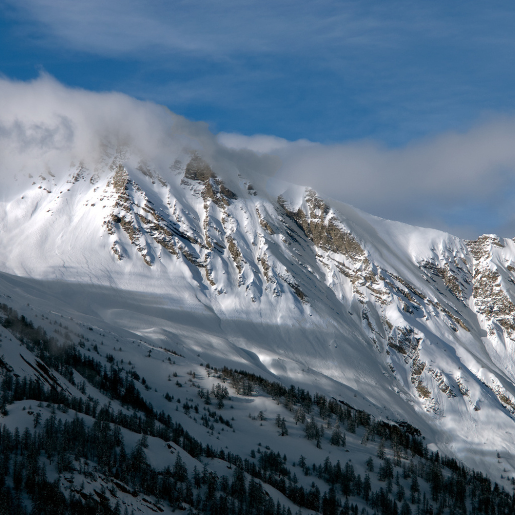 Снежные вершины в облаках