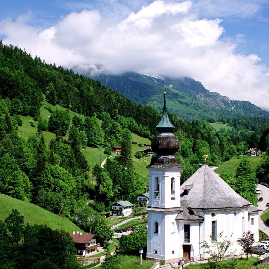 Белая часовня в горах