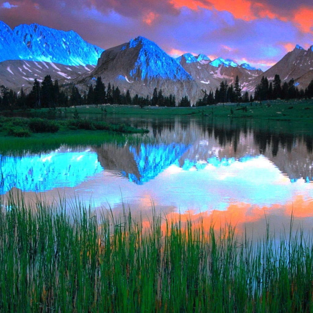 Синие горы освещенные солнцем