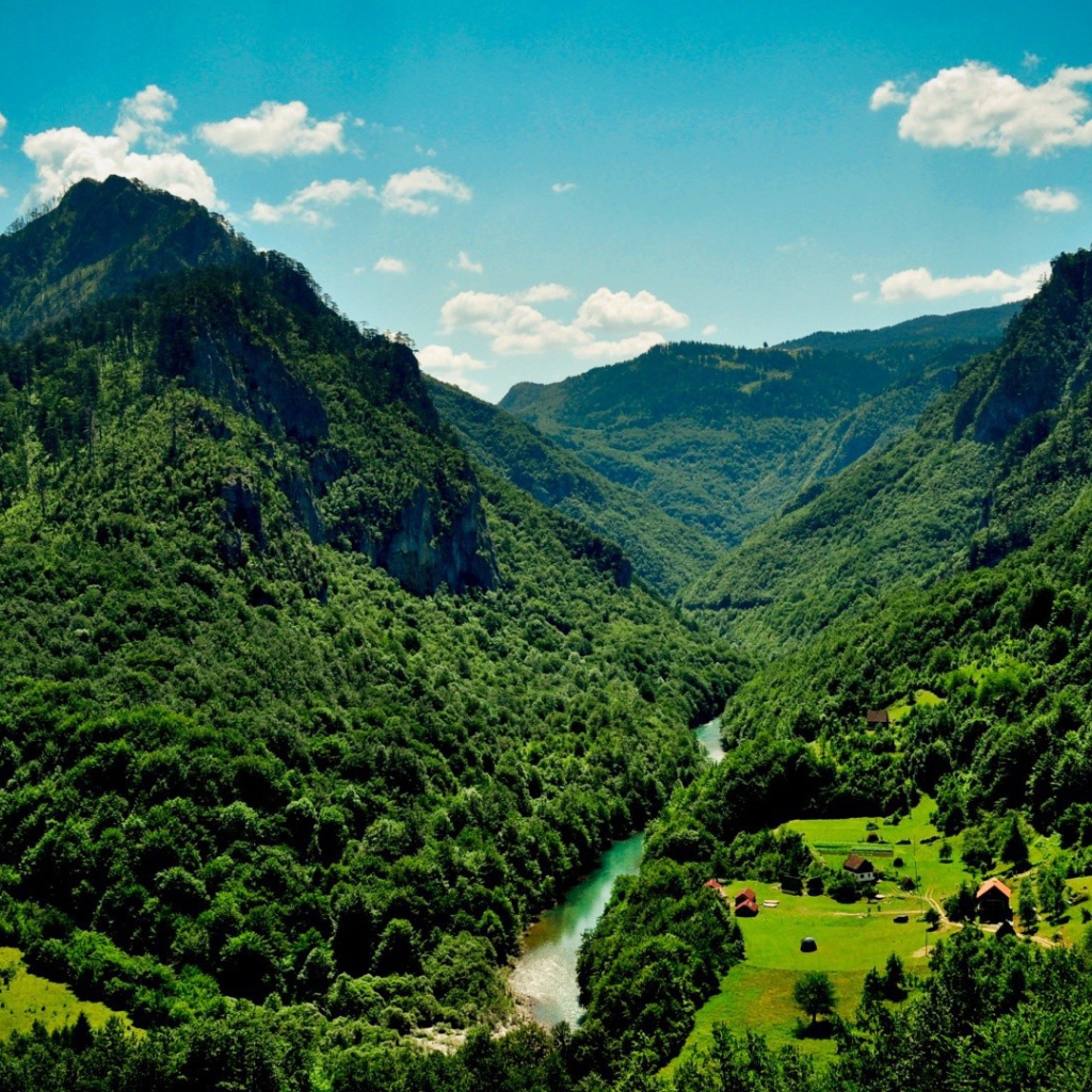 Зеленые горы и река