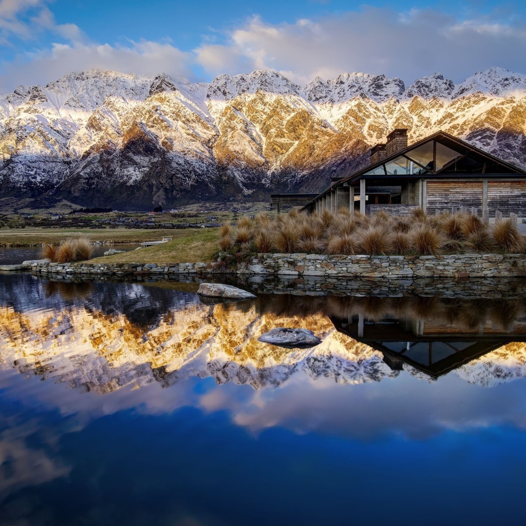 Дом около горного озера