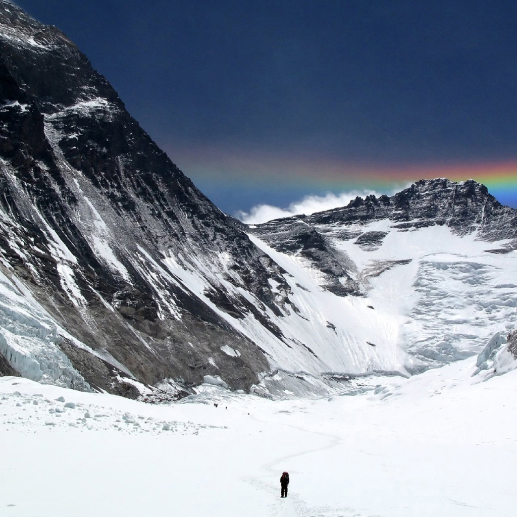 Человек идет на Эверест