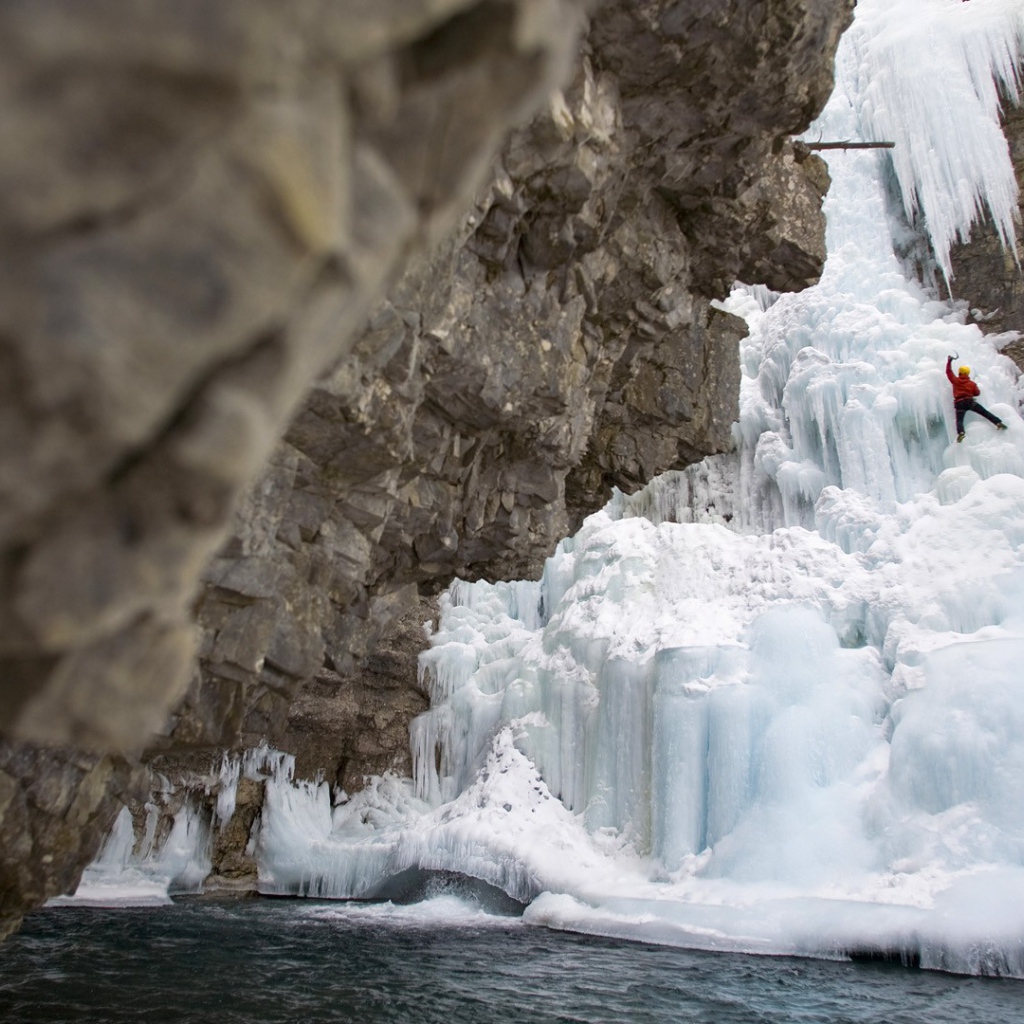 Человек поднимается на ледник