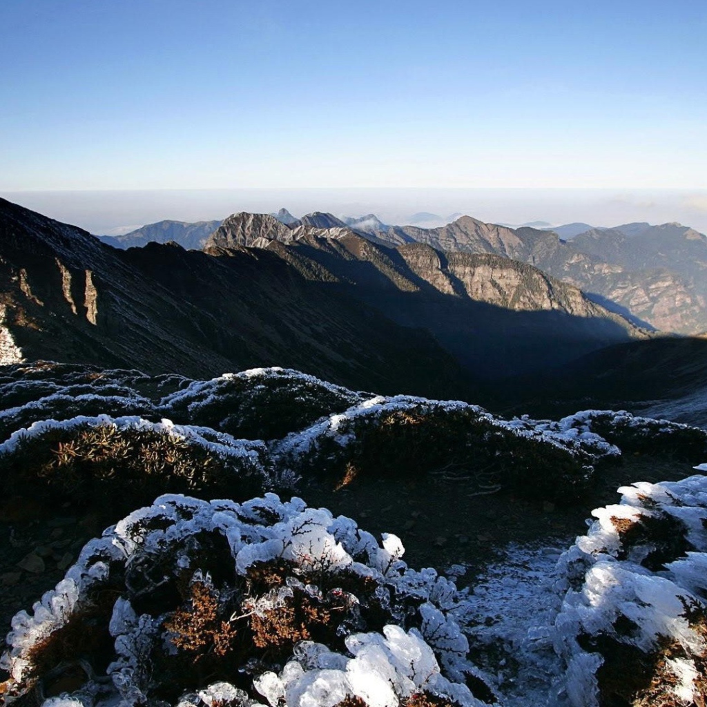 Снежные фигуры на горах