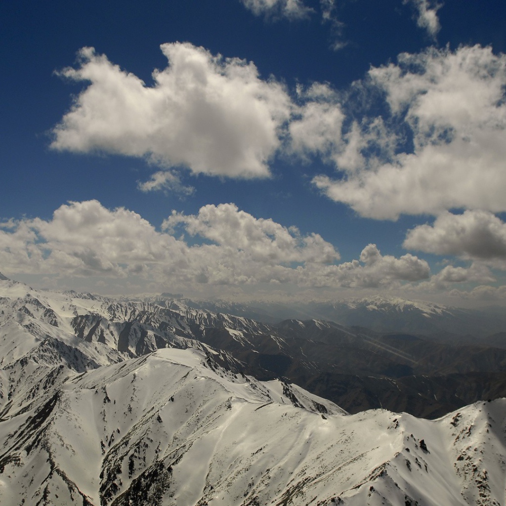 Снежные вершины гор