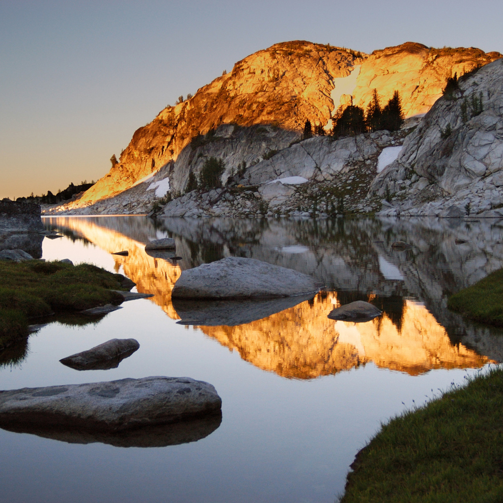 Гора освещенная солнцем