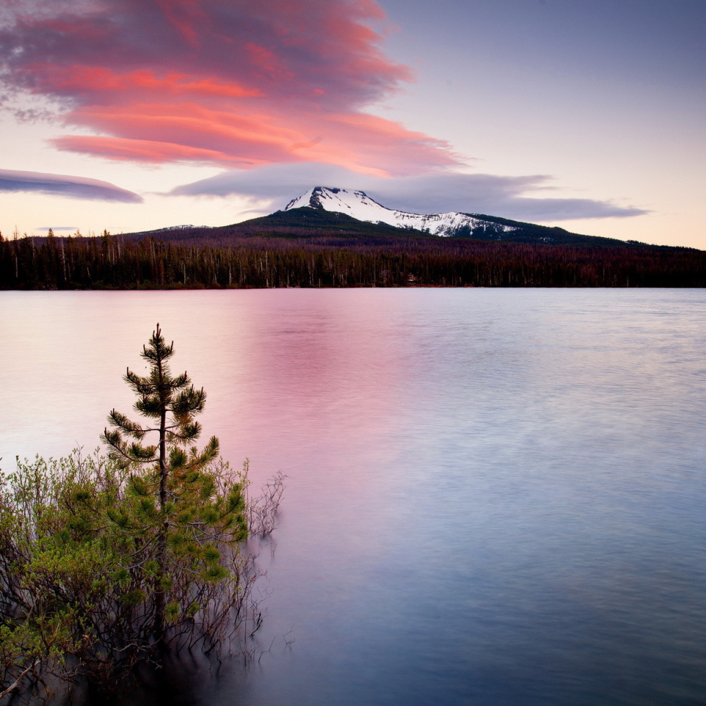 Белая гора за озером