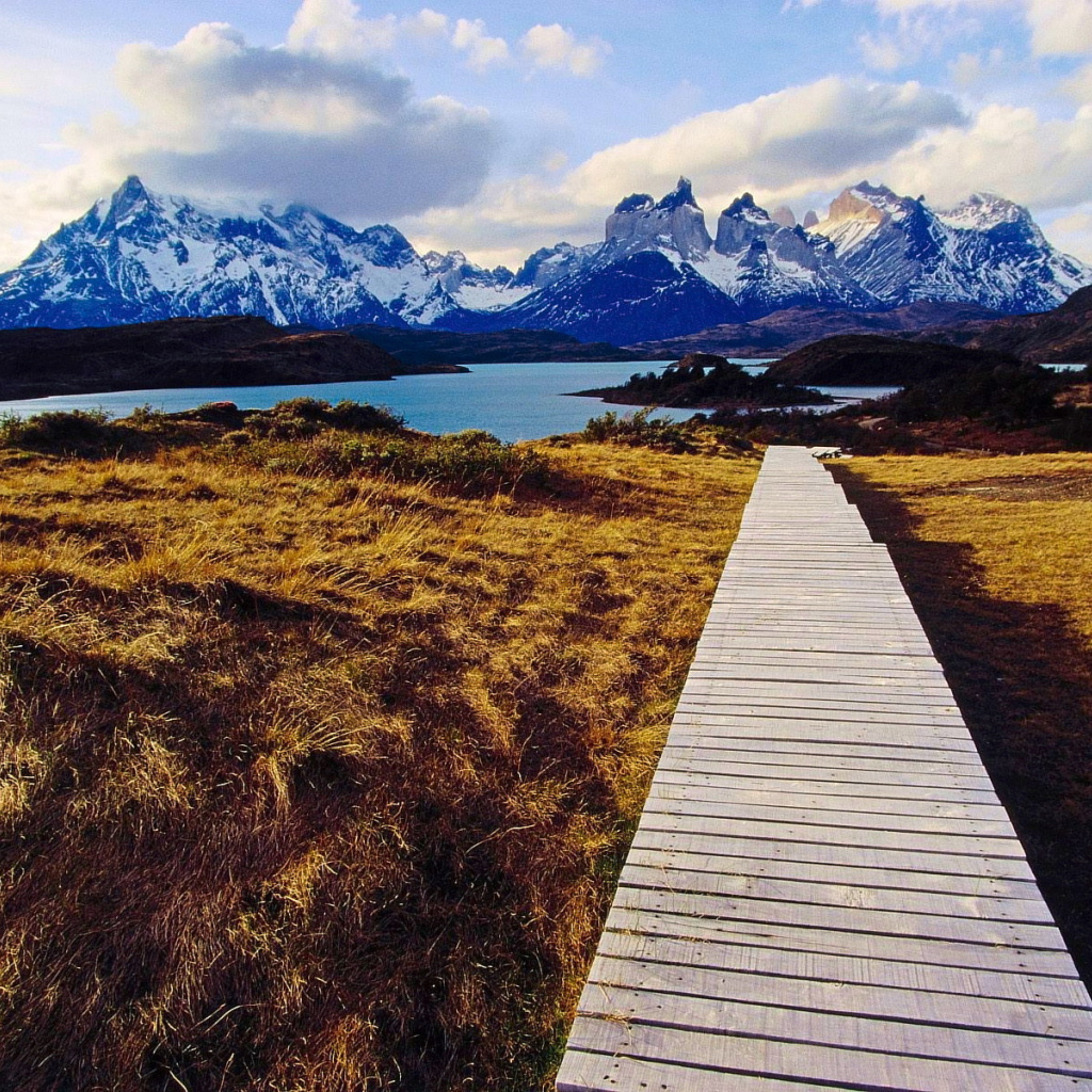 Деревянная дорожка к озеру