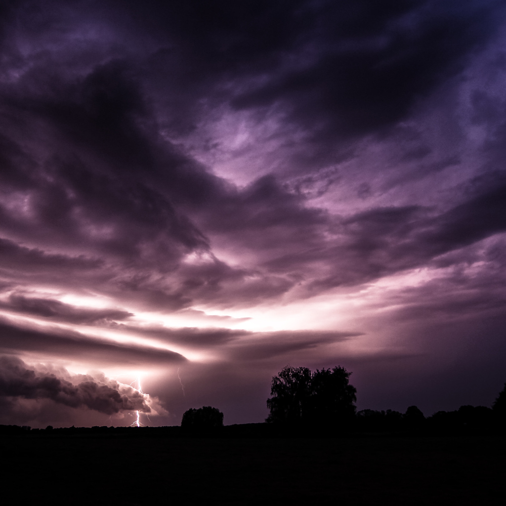 Яркая молния ночью