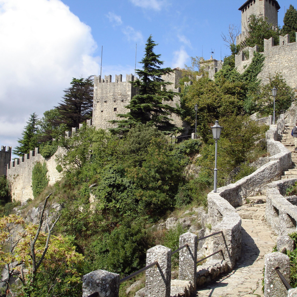 Лестница  в старинную крепость