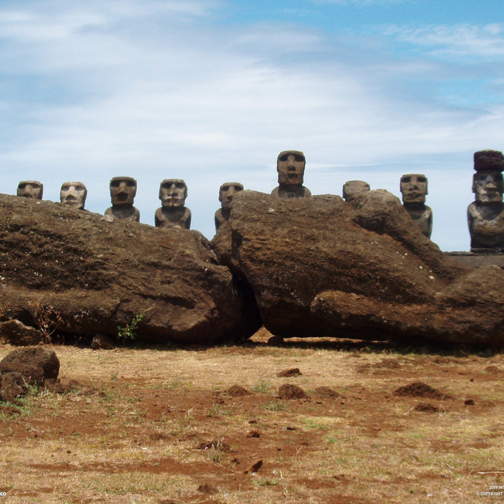 Каменные статуи