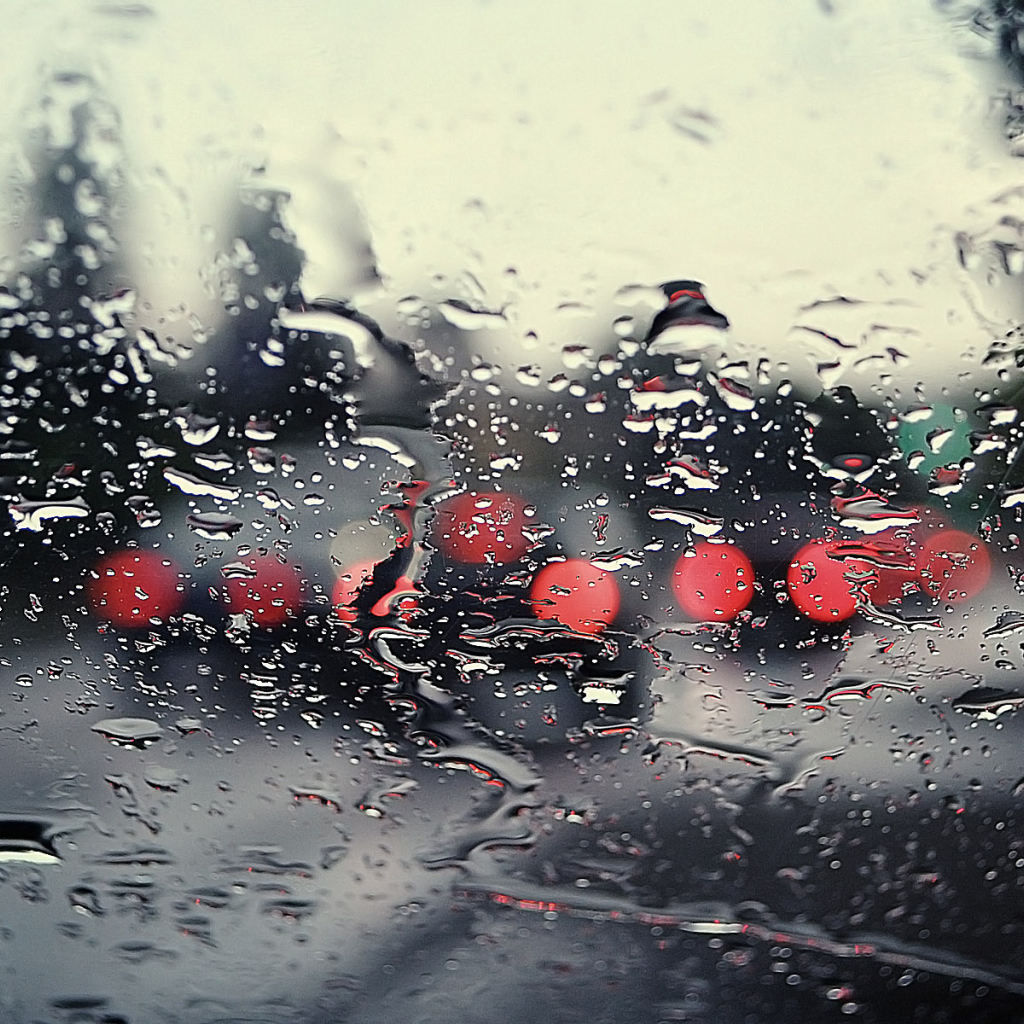 Вид через мокрое стекло