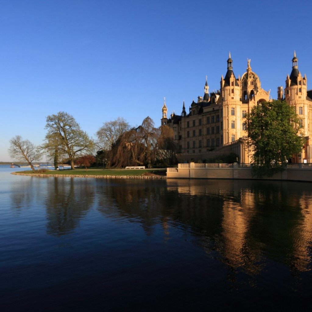 Старинный храм на острове