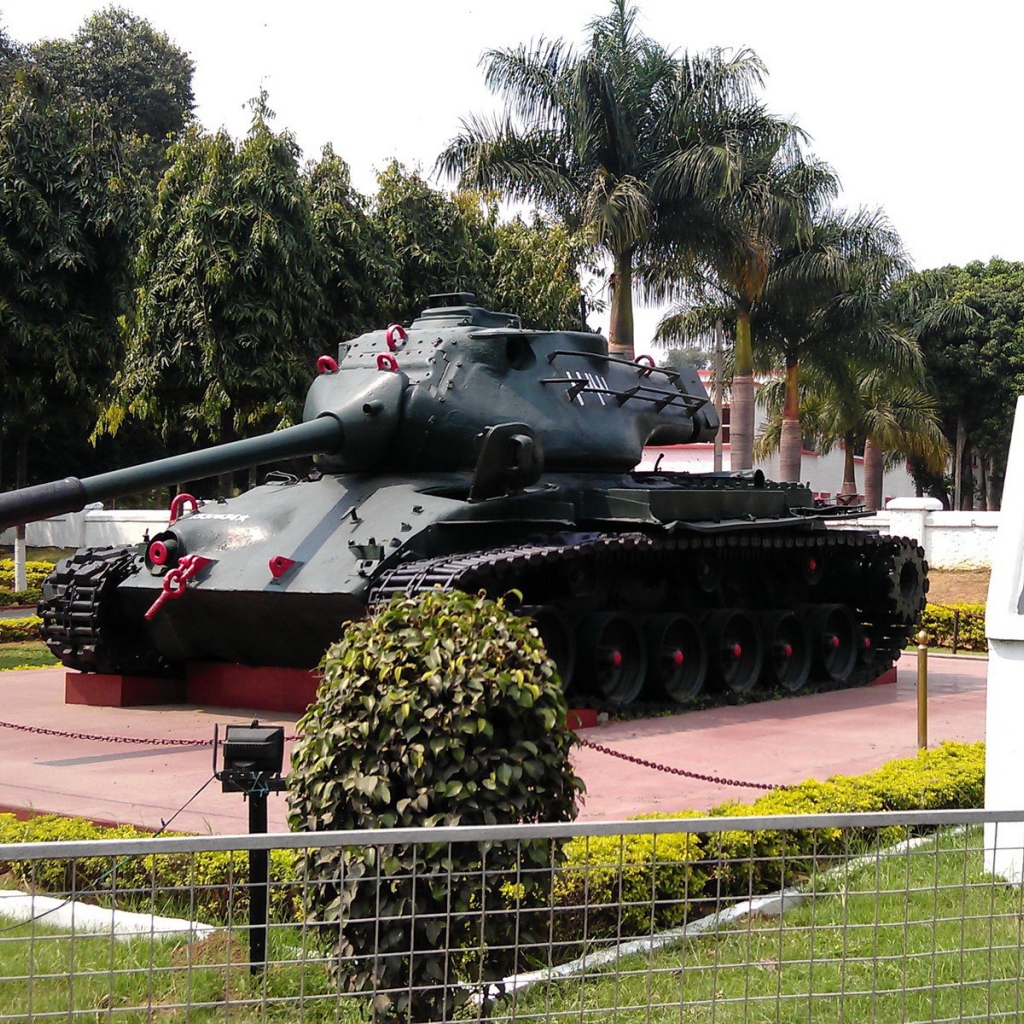 Танк памятник