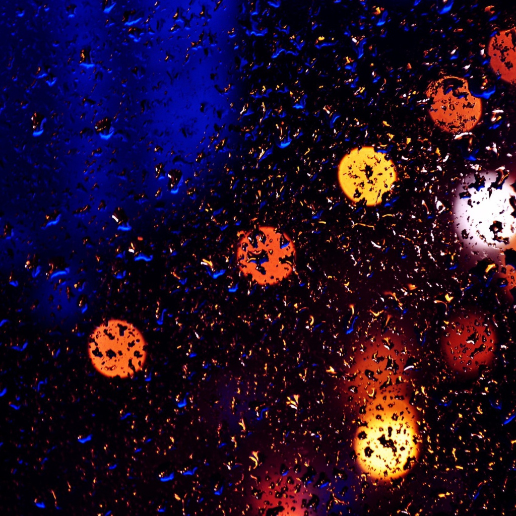 Свет фонарей через мокрое стекло