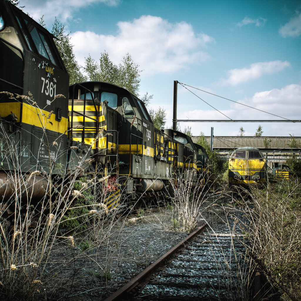 Старая заросшая травой железная дорога