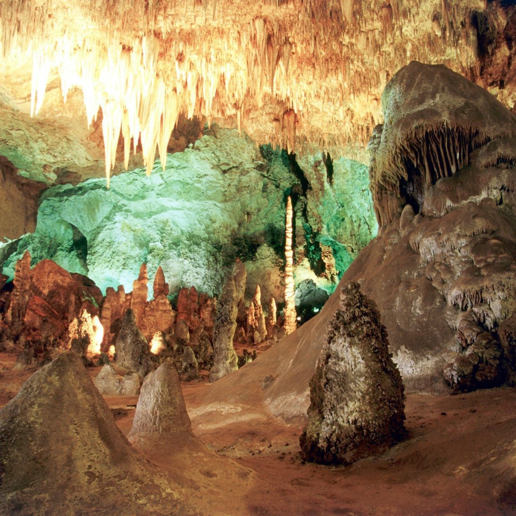 Сталактиты в пещере