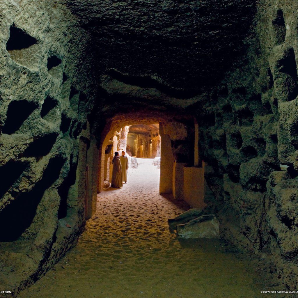 Монахи в пещере