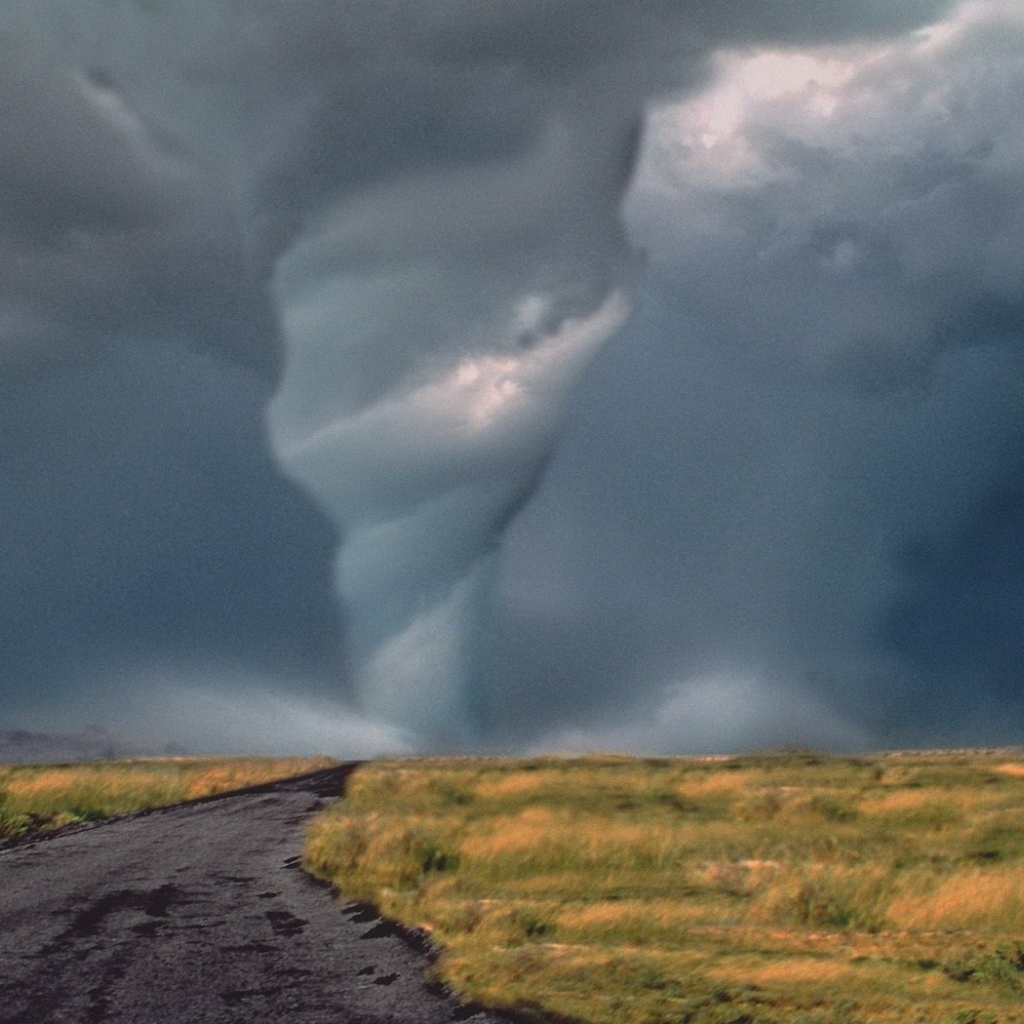 Торнадо на дороге