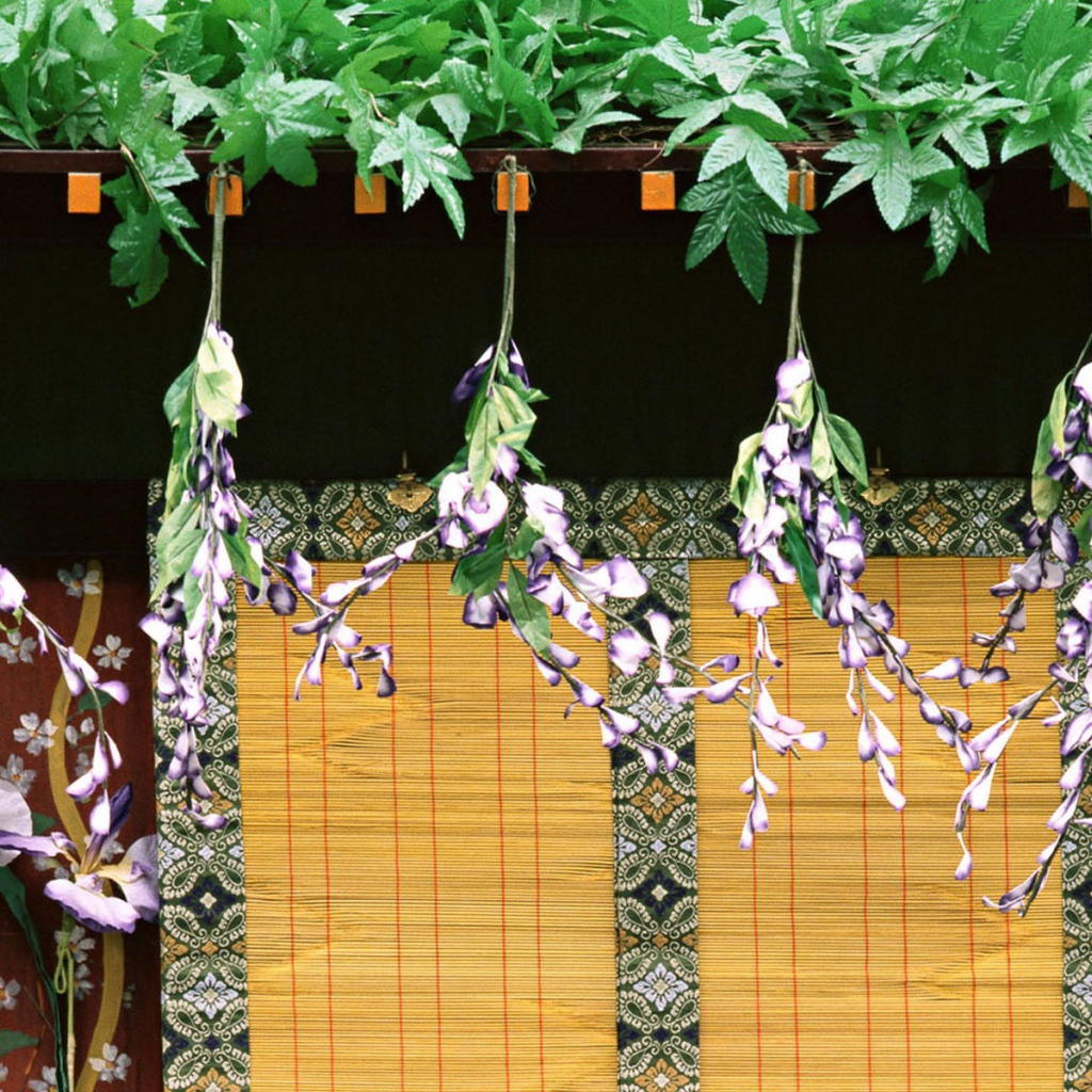 Японский дом в зелени