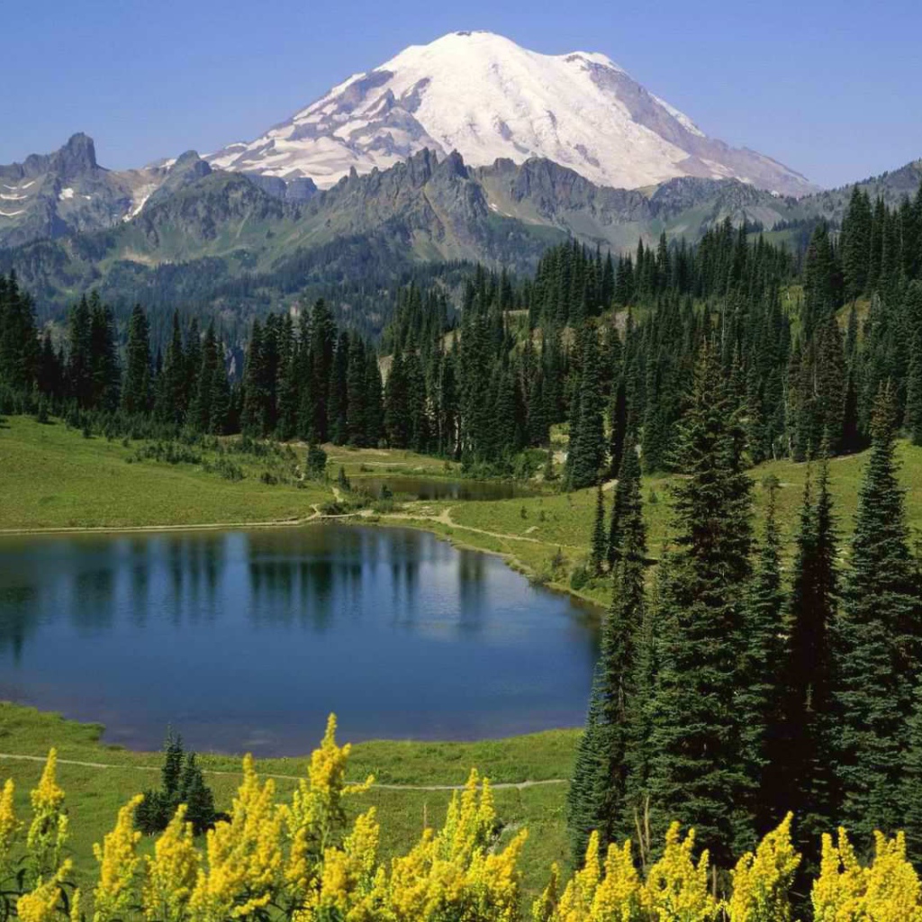 Небольшое озеро в горах