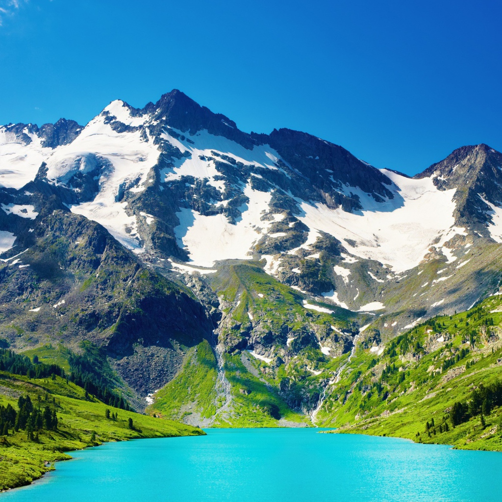 Голубое озеро у подножия гор
