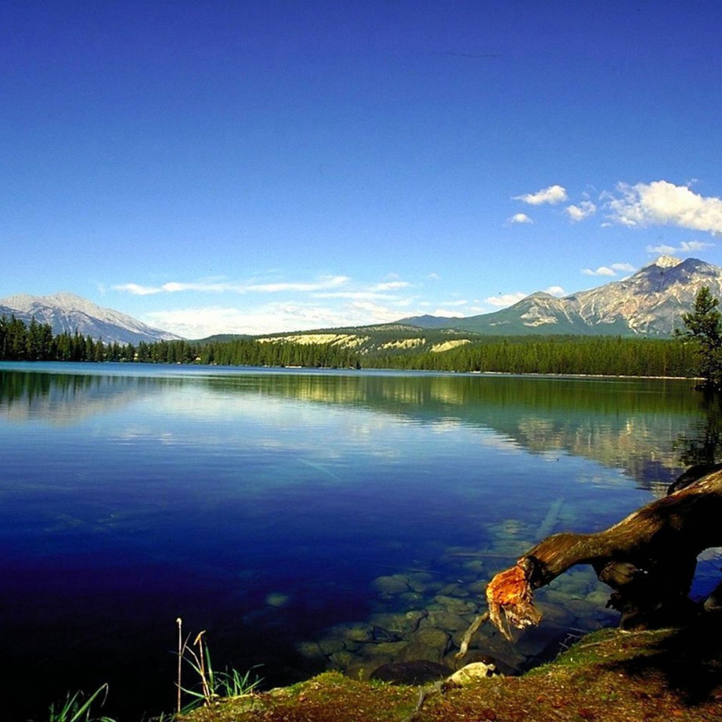 Голубое озеро среди гор