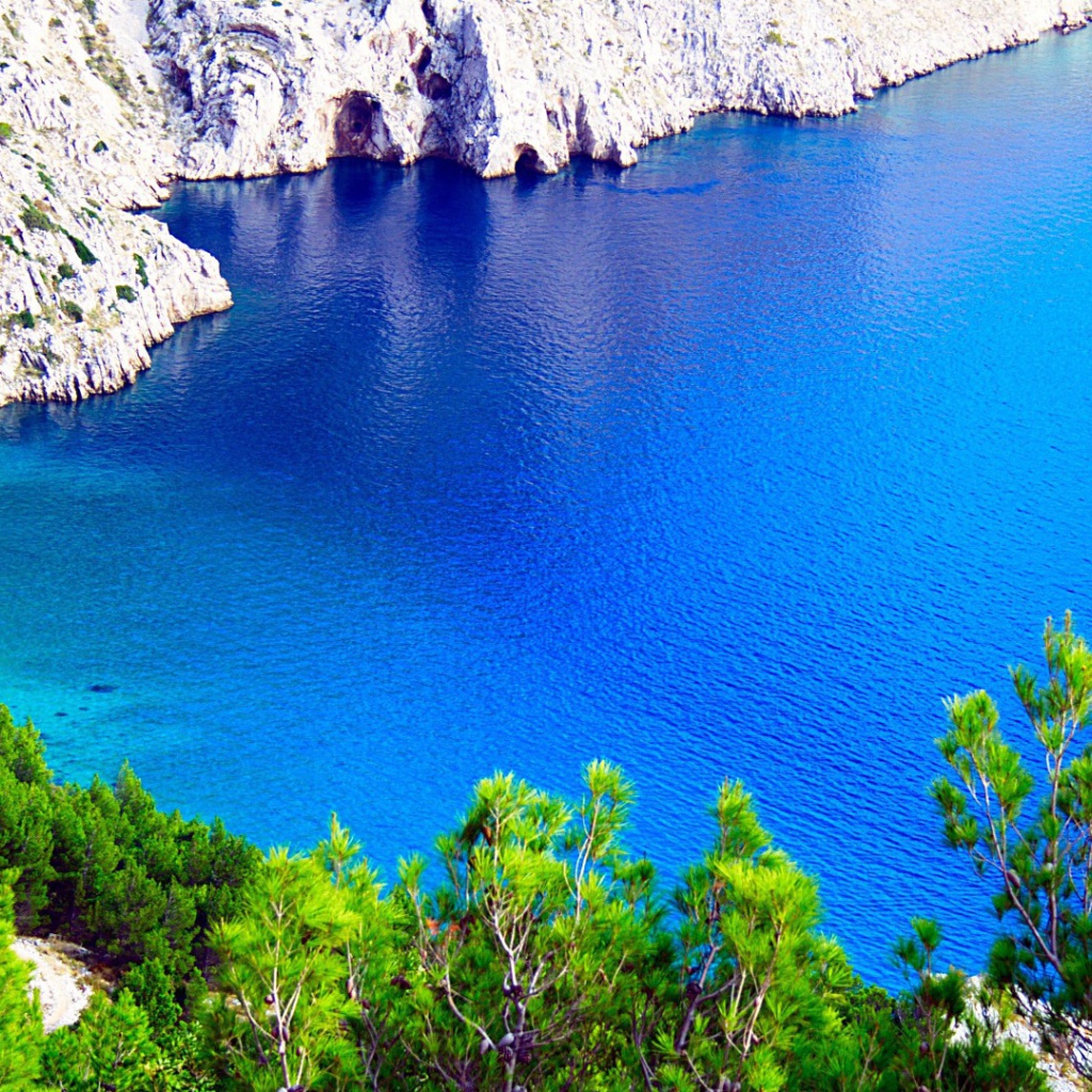 Голубое озеро среди скал