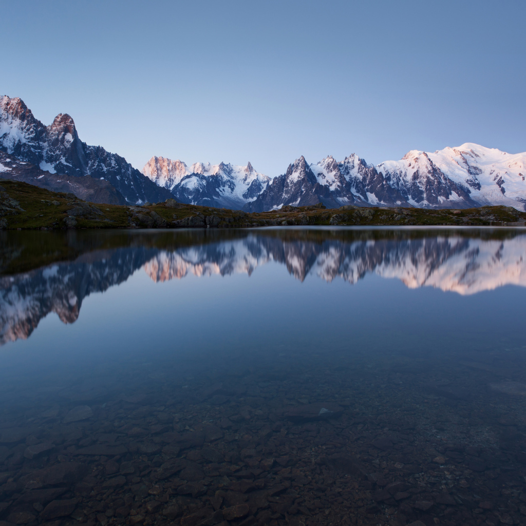 Синее озеро в горах