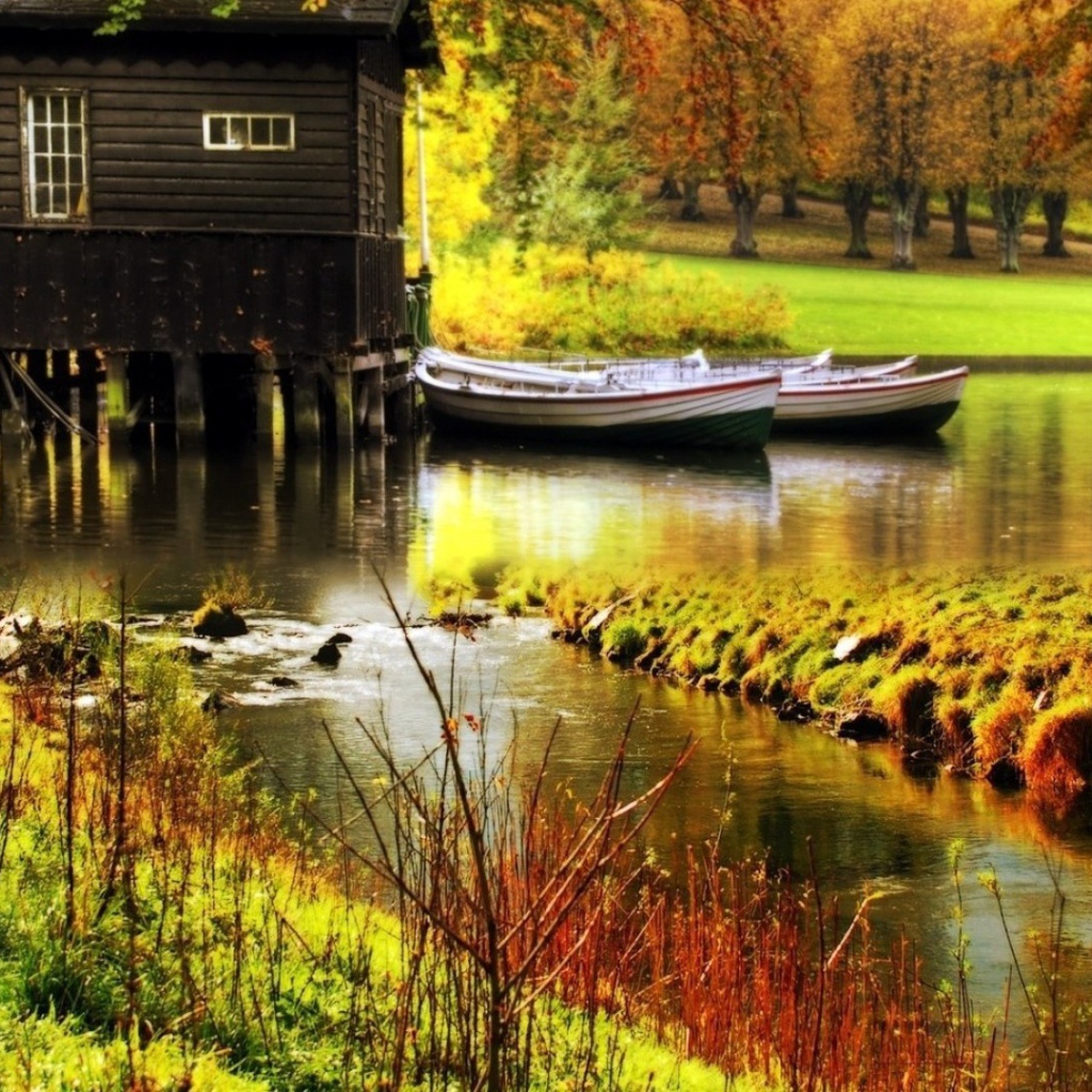 Лодки и домик у причала