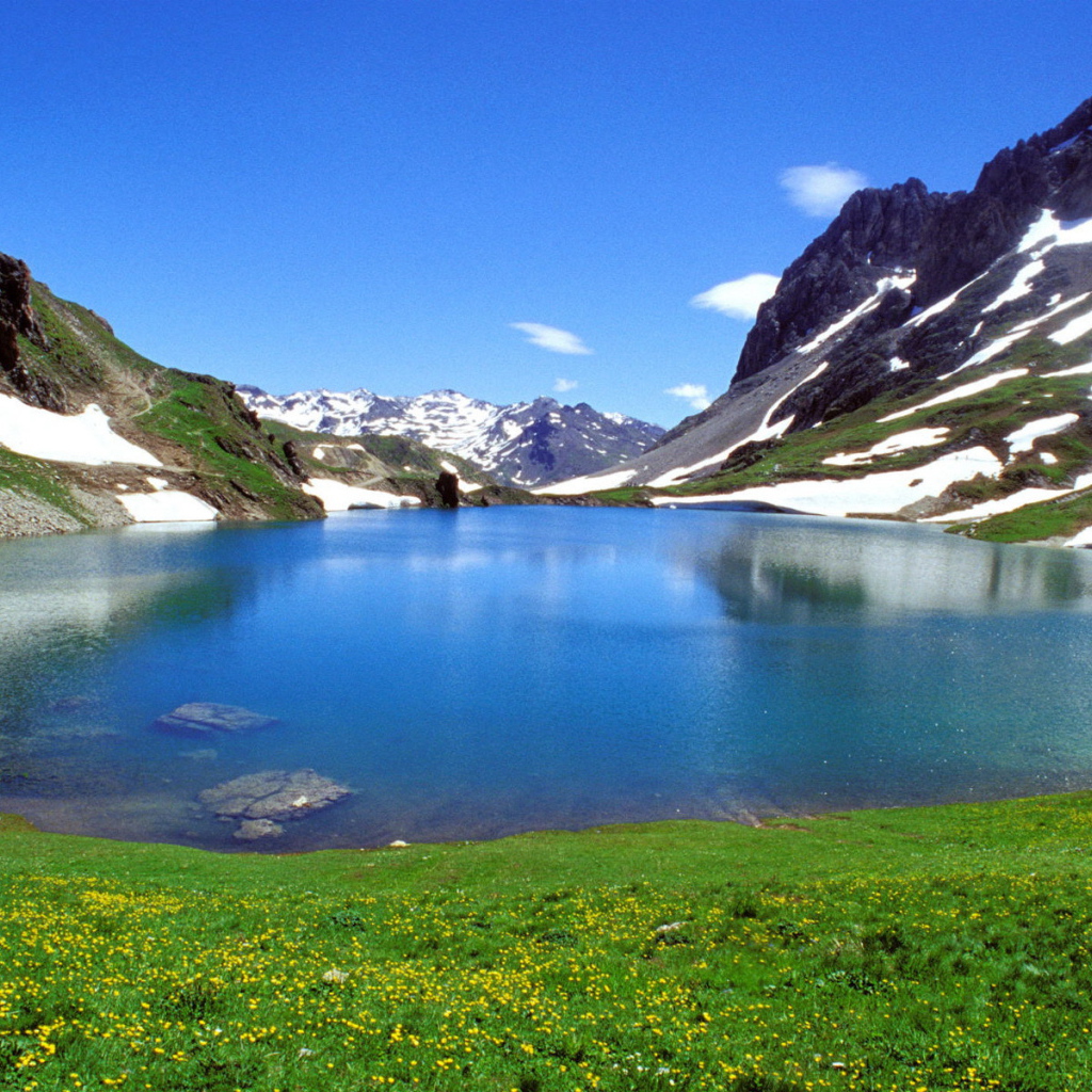 Чистая озерная вода