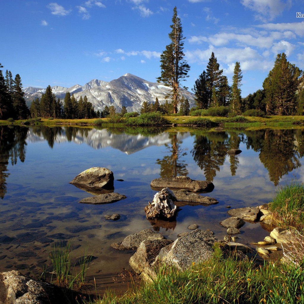 Прозрачная вода в озере