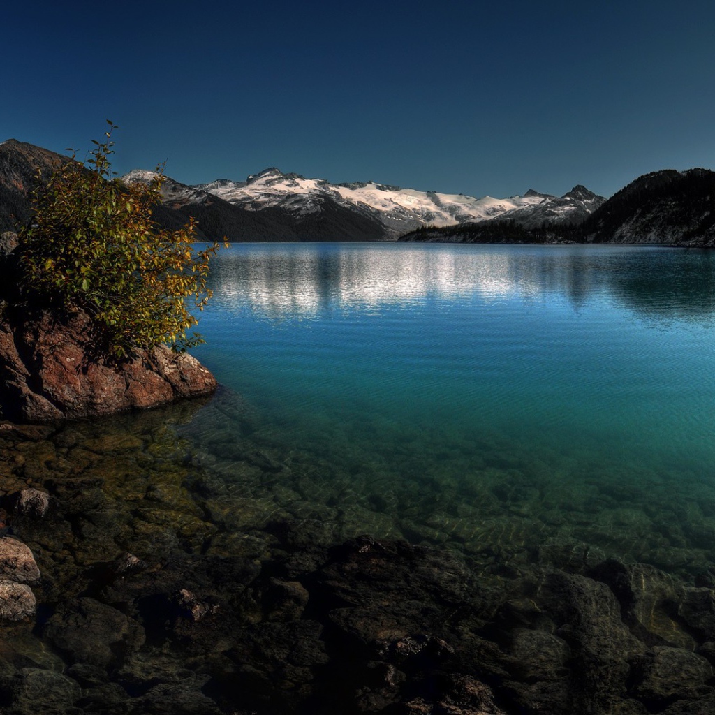 Кристально чистое озеро