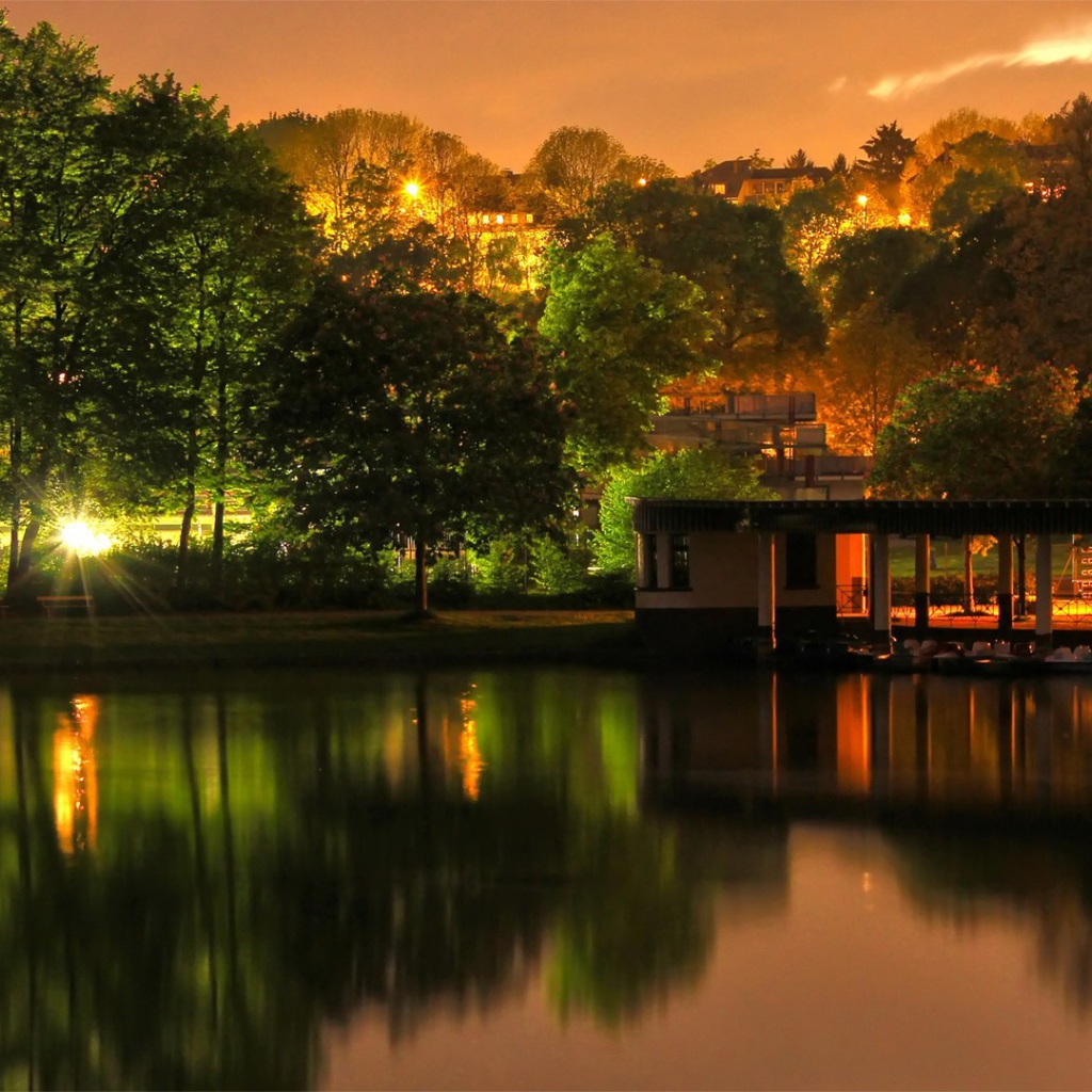 Золотой вечер на озере