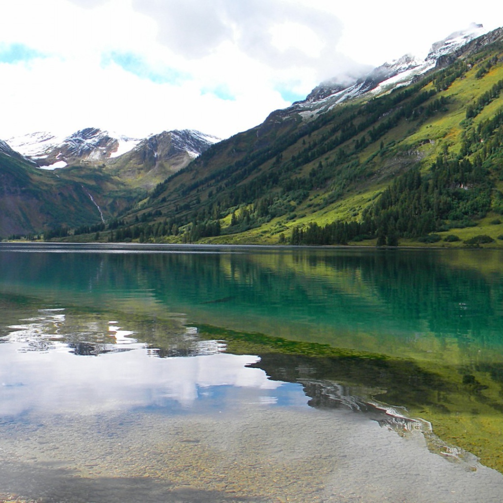 Озеро в горной долине