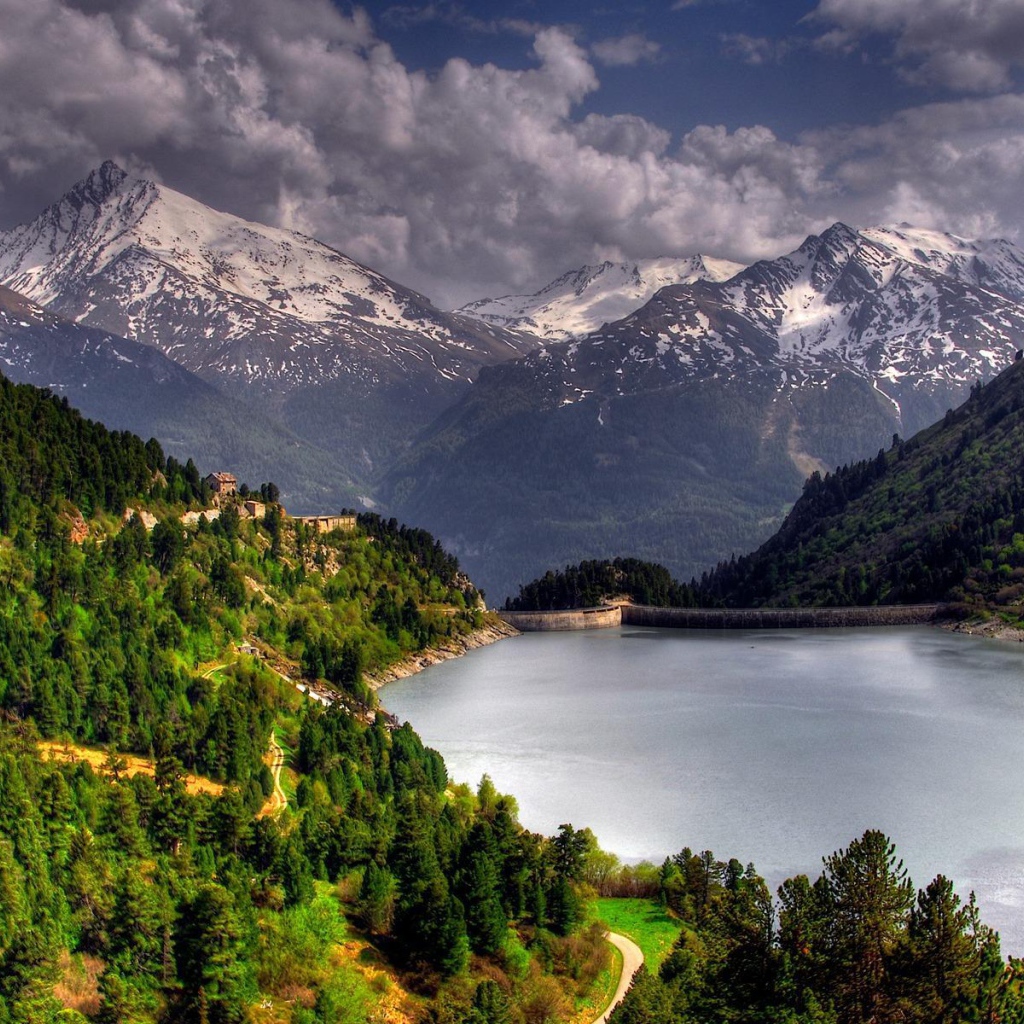 Озеро в горной долине